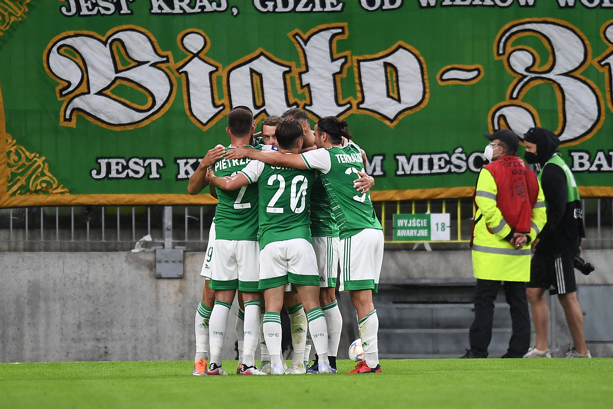 Lechia Gdańsk reaguje na skandaliczne wybryki kiboli. "Pierwsi sprawcy zostali zidentyfikowani i zatrzymani"