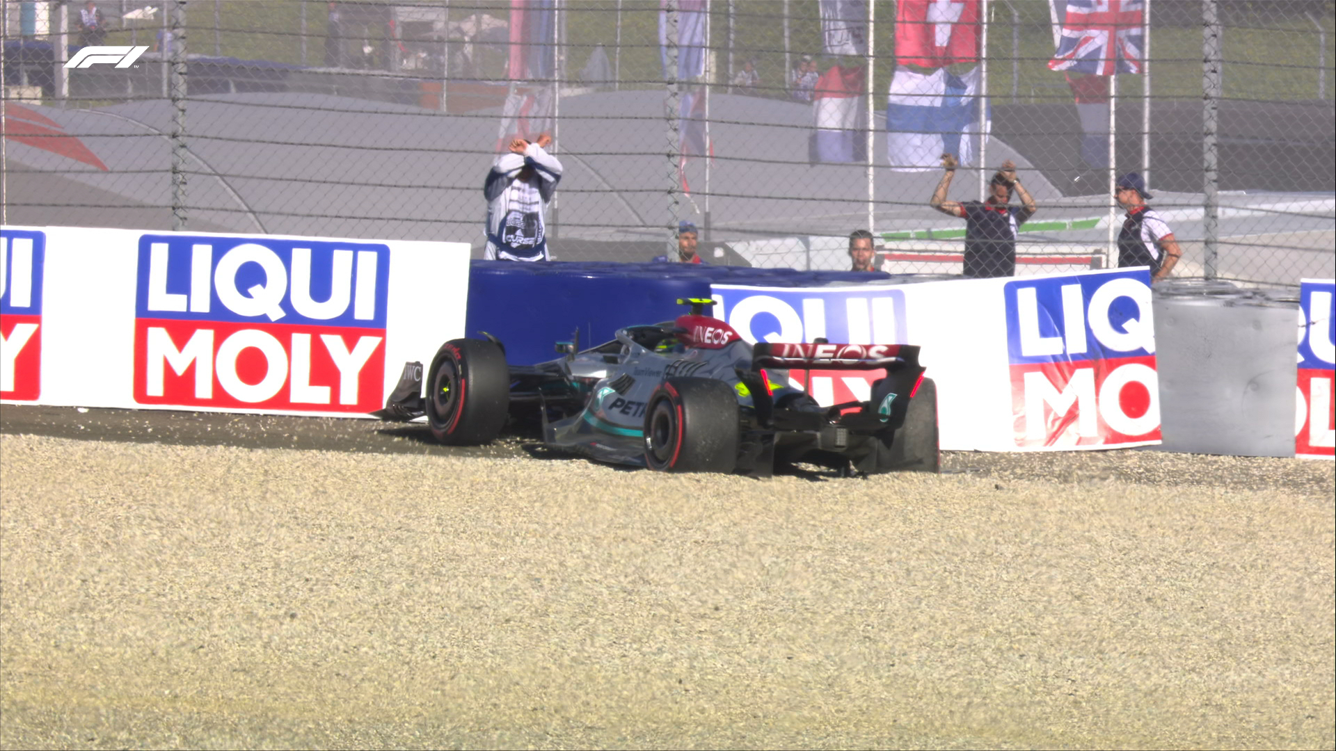 Kraksa Lewisa Hamiltona podczas kwalifikacji F1. Holenderscy kibice... świętowali z tego powodu [WIDEO]