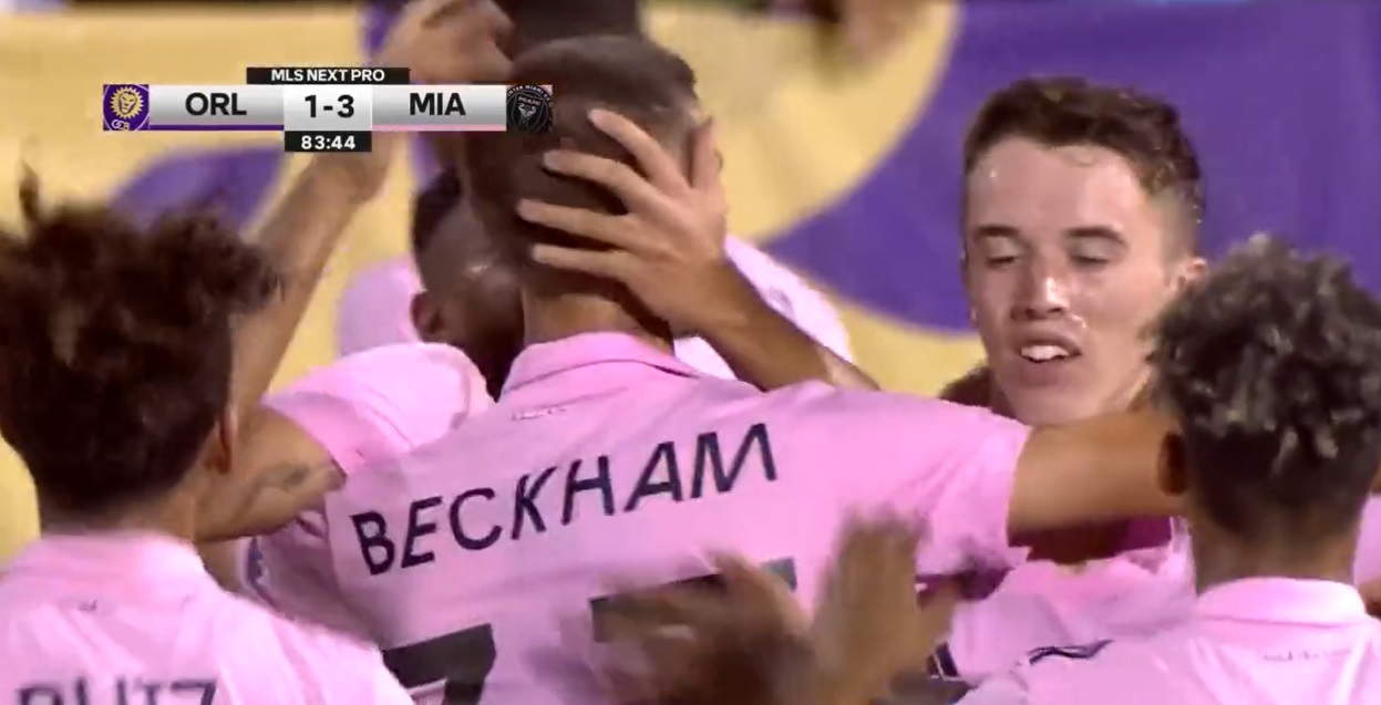 Tego uderzenia nie powstydziłby się sam David Beckham. Romeo idzie w ślady ojca [WIDEO]
