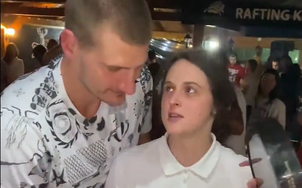 Gwiazda NBA szaleje nie tylko na koszykarskim parkiecie. Dwukrotny MVP bawi się w bałkańskim stylu [WIDEO]