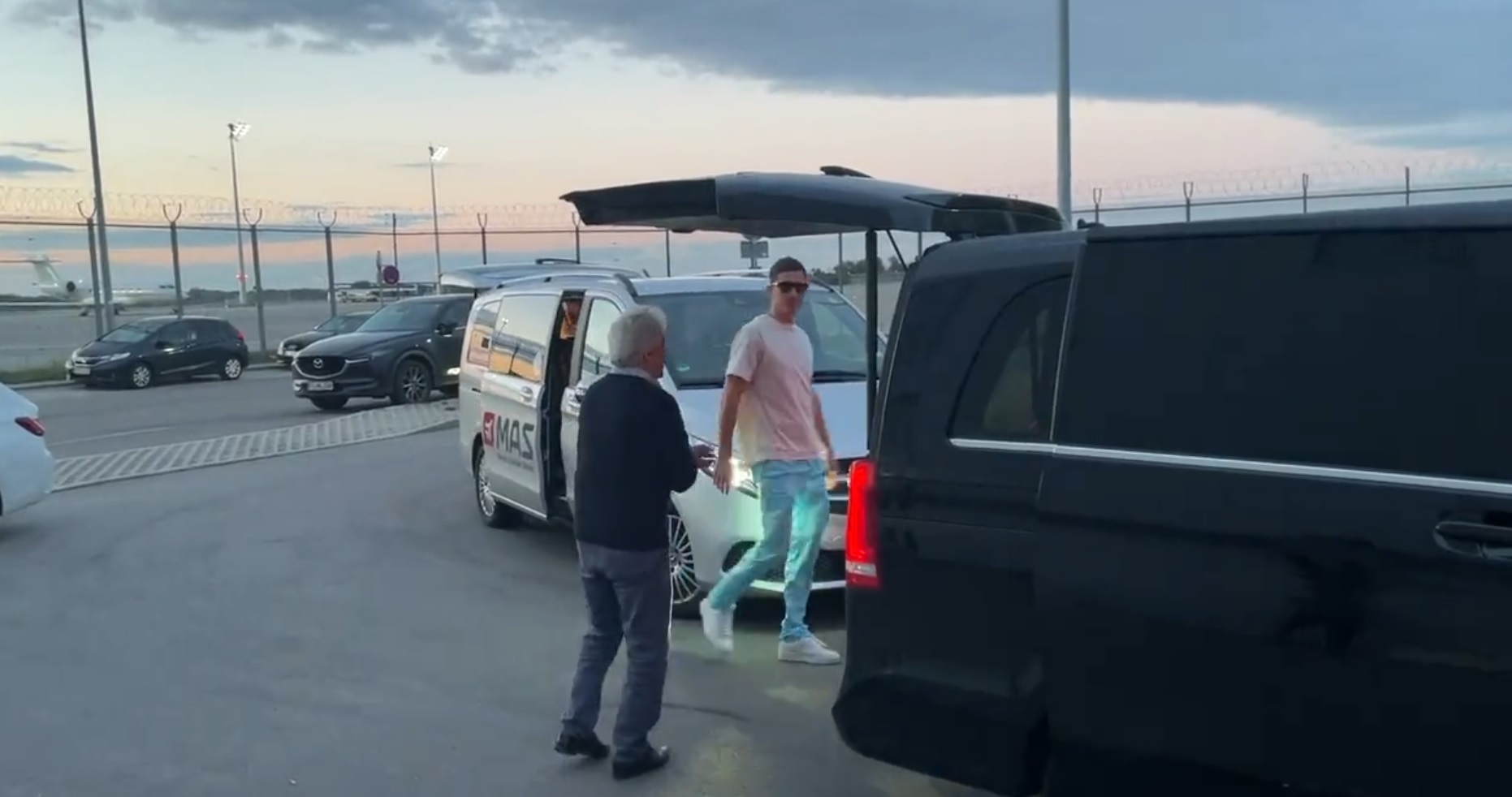 Robert Lewandowski z powrotem w Monachium. Polak szykuje się na wtorkowy trening [WIDEO]