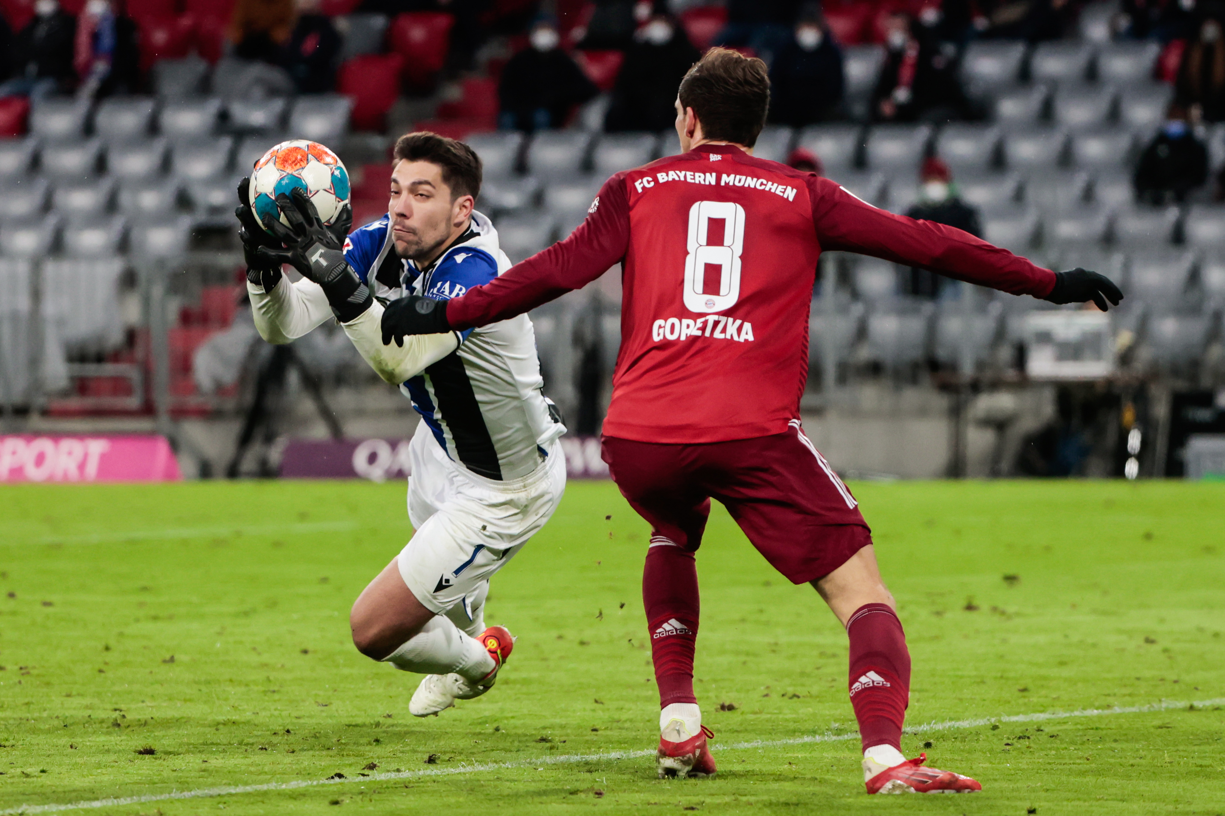 Gra jak Neuer, zatrzymywał Lewandowskiego i Haalanda. Oto bohater sensacyjnego transferu