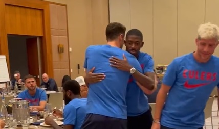 Robert Lewandowski już spotkał się z nowymi kolegami. Tak piłkarze FC Barcelony zareagowali na Polaka [WIDEO]