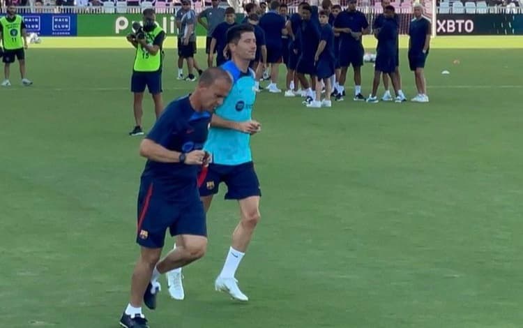 Robert Lewandowski po raz pierwszy trenował na murawie w barwach Barcelony. Coraz bliżej debiutu [WIDEO]