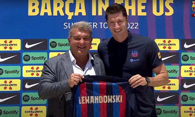 Absurdalny kłopot z koszulką Roberta Lewandowskiego rozwiązany. Barcelona chwali się w social mediach [WIDEO]