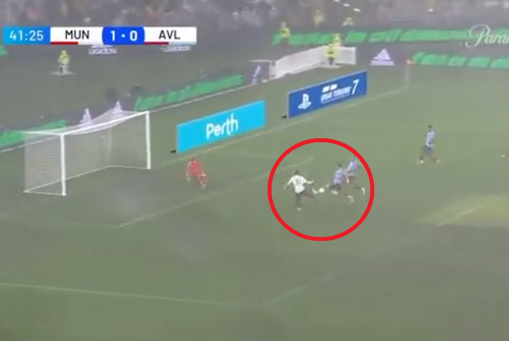 Pech Matty'ego Casha. Reprezentant Polski pomógł strzelić gola Manchesterowi United [WIDEO]