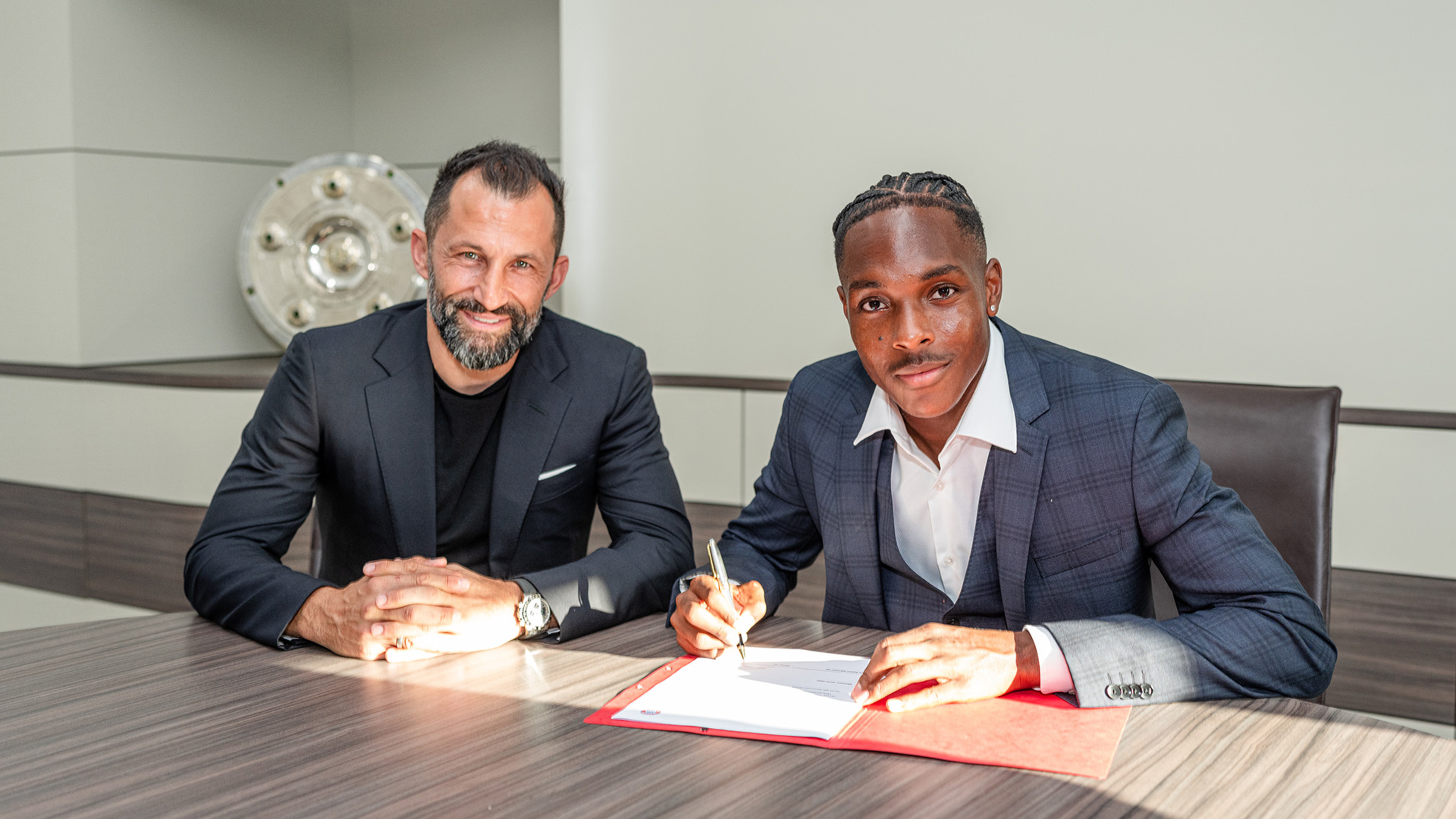 Bayern Monachium sfinalizował transfer młodego napastnika. Wielki talent oficjalnie zaprezentowany