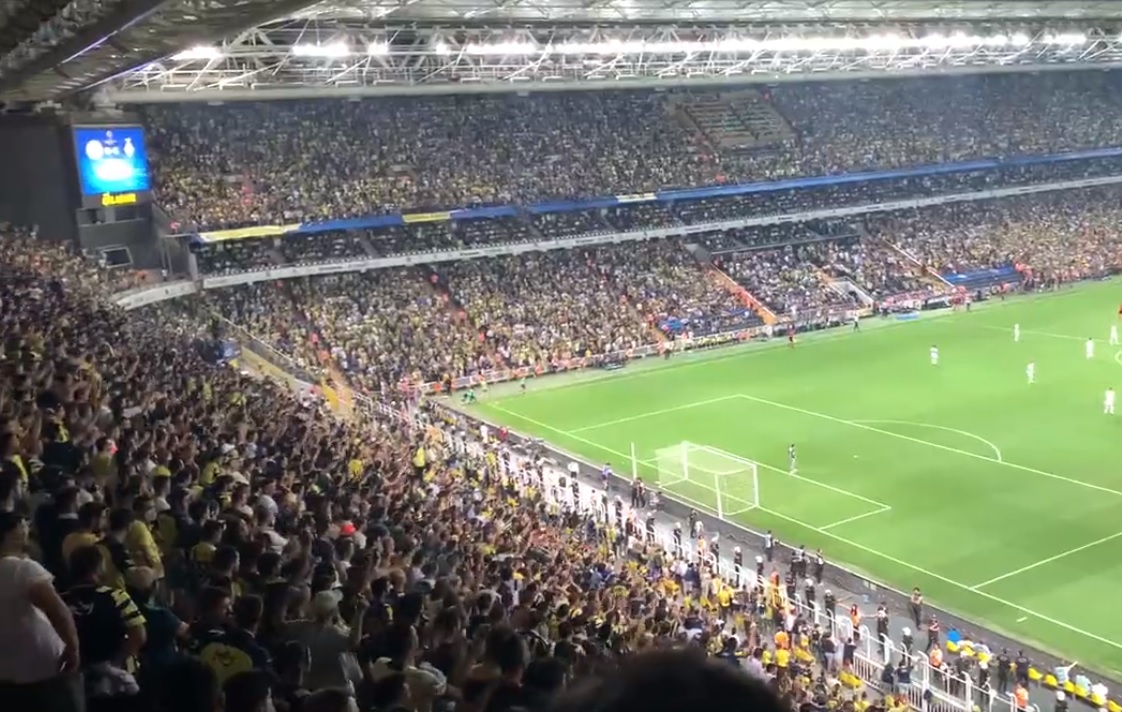 Szokujące zachowanie kibiców Fenerbahce podczas meczu z Dynamem Kijów. Skandowali nazwisko Putina [WIDEO]