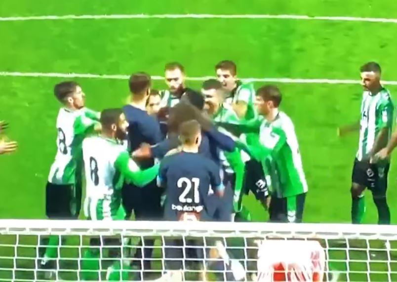 Bójka piłkarzy w meczu Betisu z Marsylią. A to był tylko sparing! W roli głównej reprezentant Francji [WIDEO]