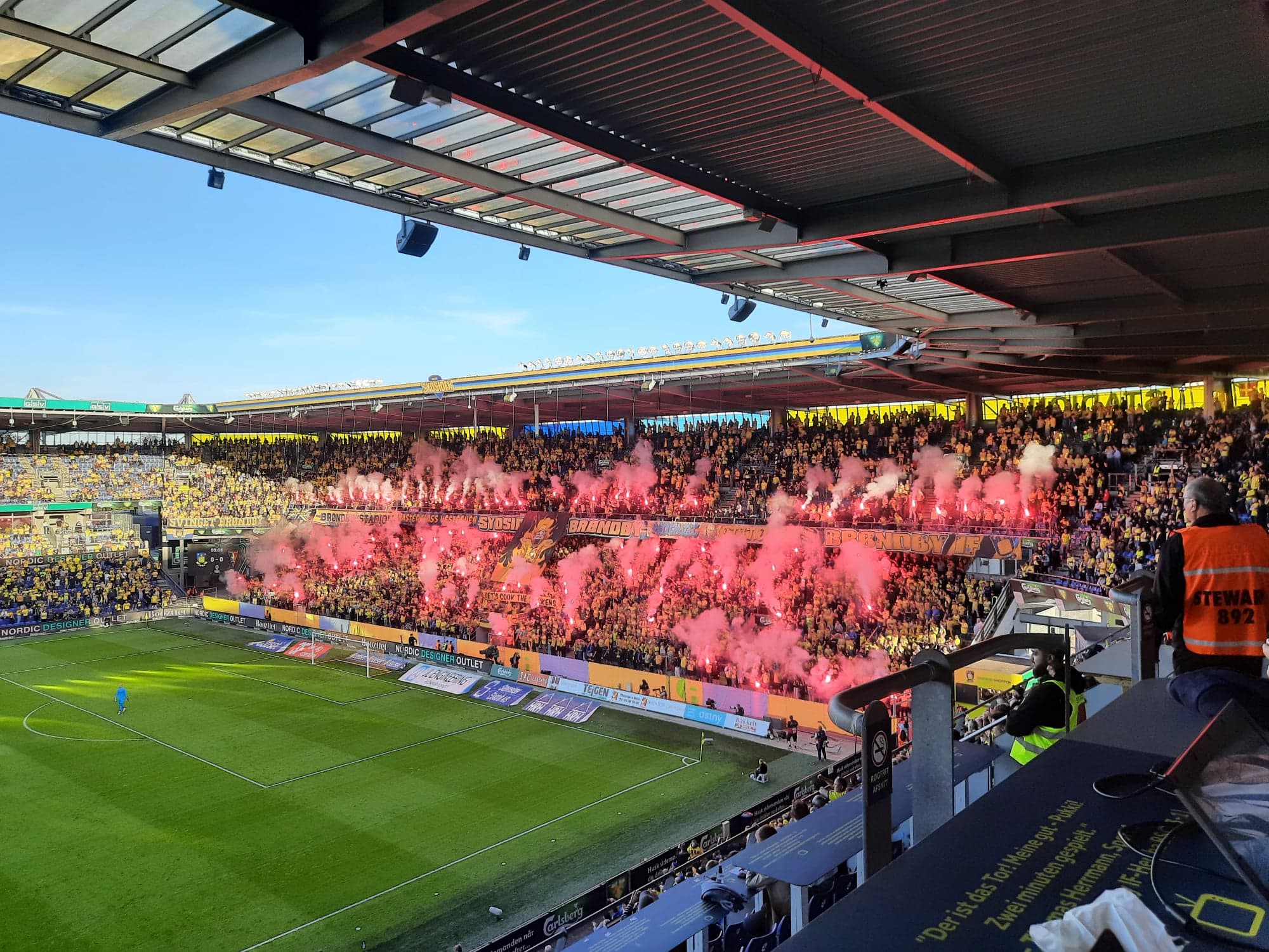 Prezydent klubu Bundesligi chce legalizacji pirotechniki na stadionach. Sam kiedyś był "ultrasem"