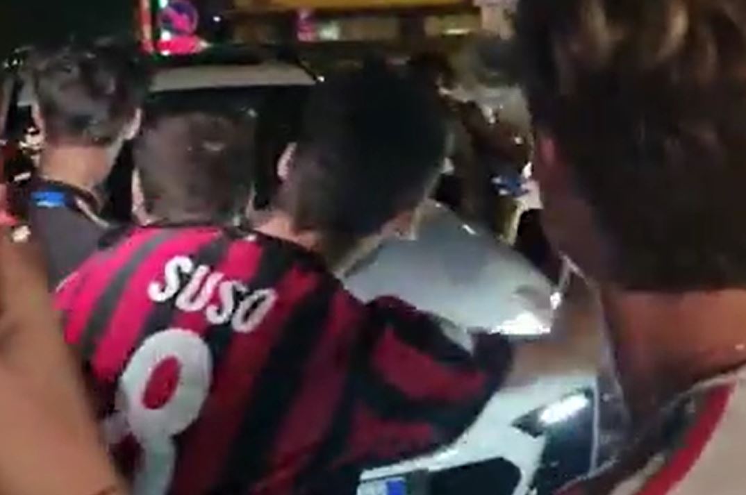 Fani Milanu powitali nową gwiazdę. Kibice do późna czekali na lotnisku. Było warto [WIDEO]