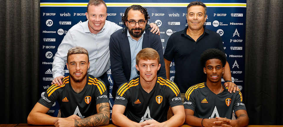 Leeds United zabezpiecza przyszłość. "Pawie" przedłużyły kontrakt z trzema piłkarzami