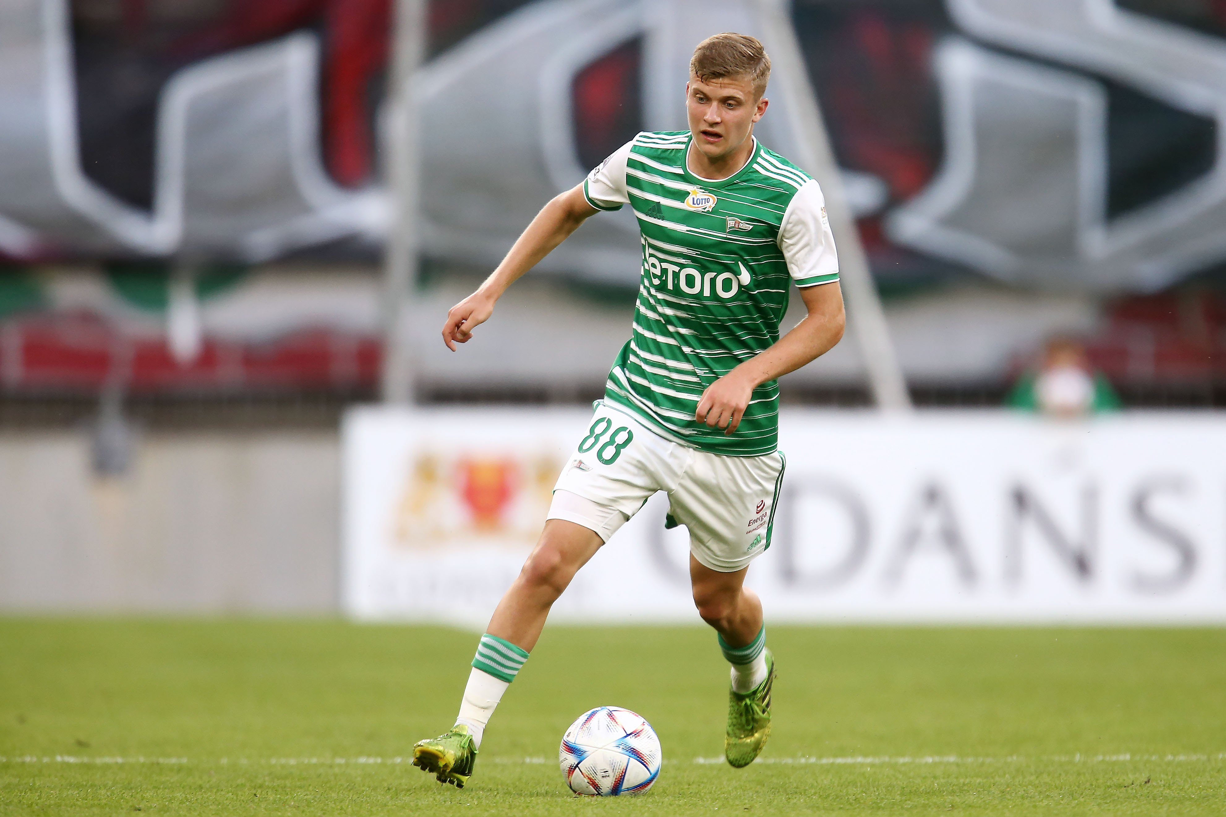 Polski talent z Lechii Gdańsk na celowniku klubu Eredivisie. "Od pół roku monitorują jego postępy" [NASZ NEWS]