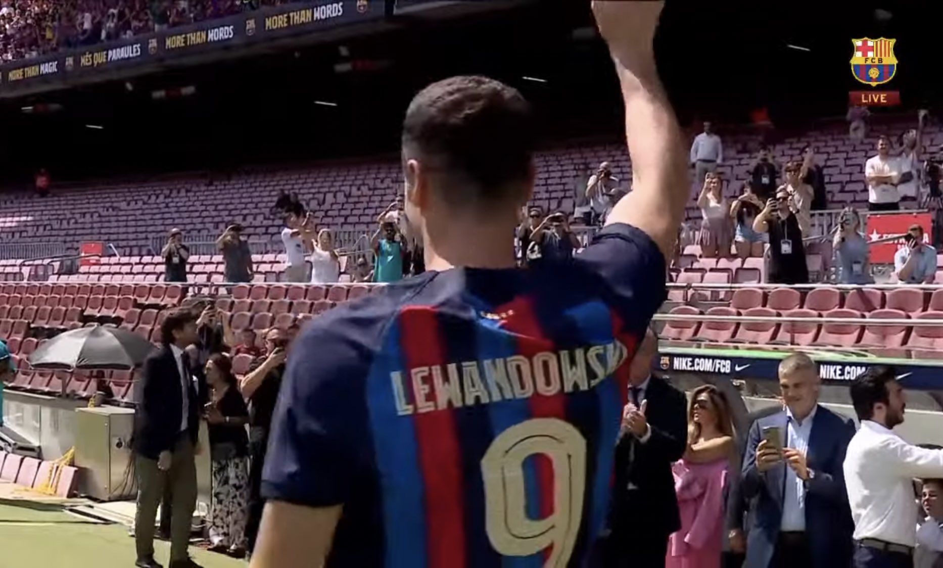 Robert Lewandowski powitany przez FC Barcelonę! Okrzyki kibiców, uradowany Laporta i show na Camp Nou [WIDEO]