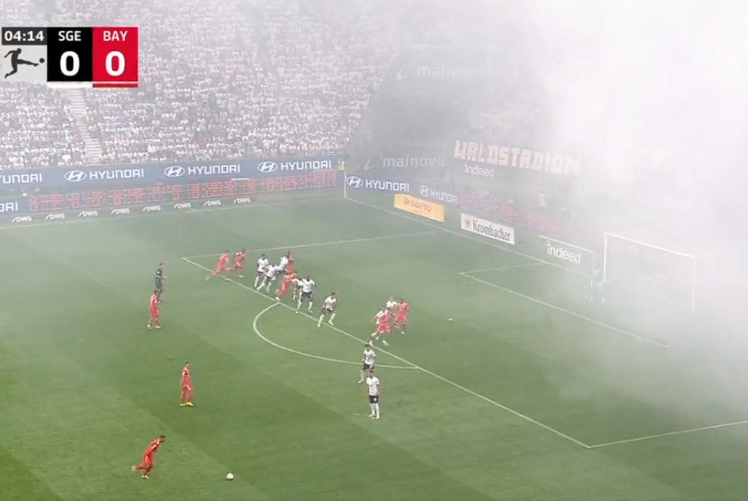 Joshua Kimmich oszukał bramkarza Eintrachtu Frankfurt. Gol w kłębach dymu [WIDEO]