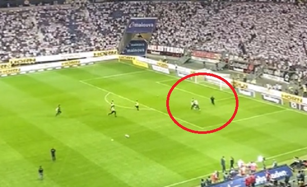 Kuriozalna afera podczas meczu Bundesligi. Kibice odbili kolegę z rąk ochrony. Poszło o flagę Bayernu [WIDEO]