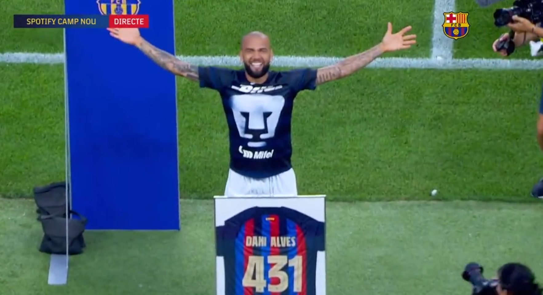 Piękne pożegnanie Daniego Alvesa. Wzruszające chwile na Camp Nou [WIDEO]