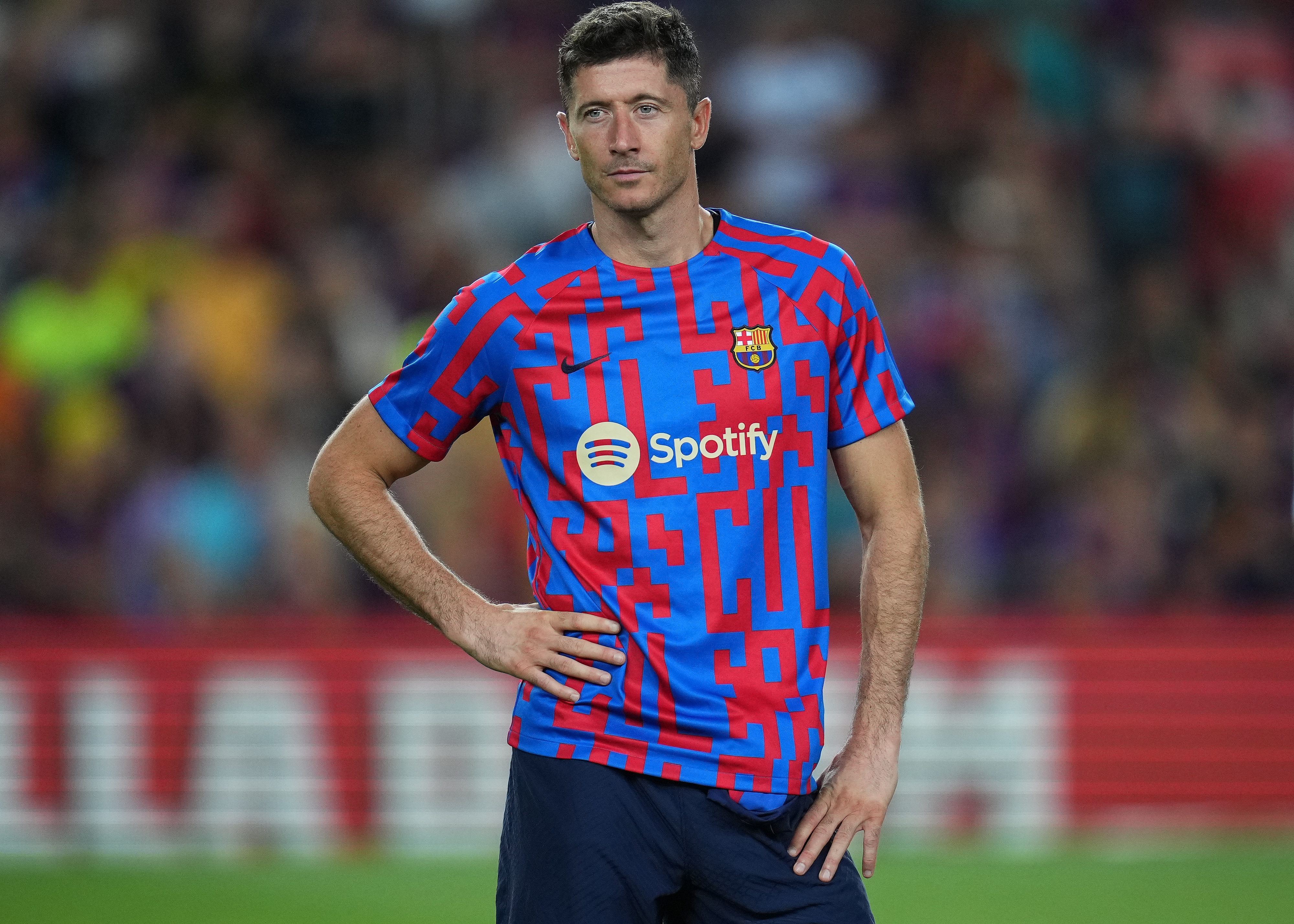 FC Barcelona skrzywdzona przez sędziego? Faule na Lewandowskim pod lupą. "Sędzia powinien reagować"
