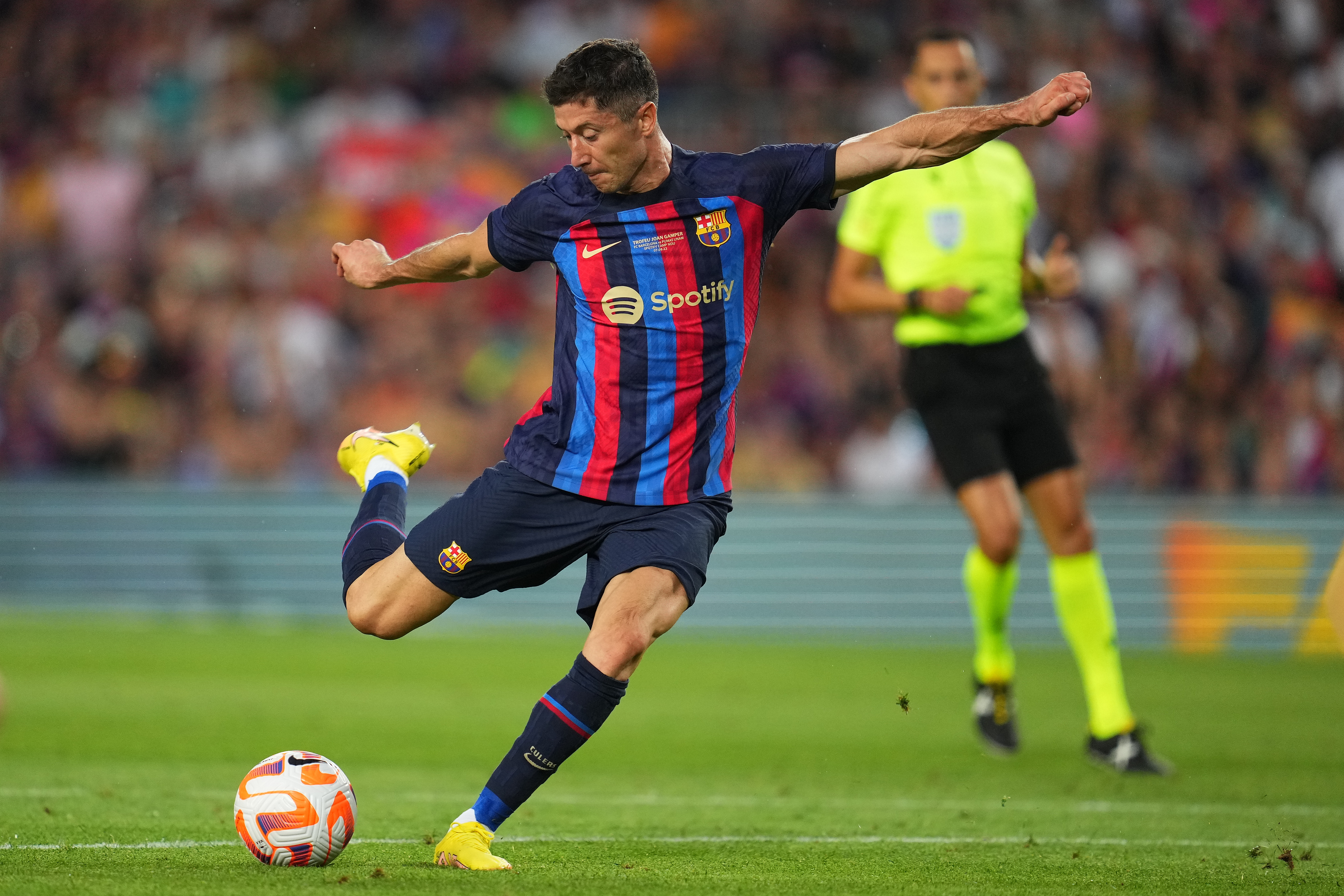 "Bez tego blask Lewandowskiego gaśnie". Ekspert wyjaśnił, co było problemem Polaka w debiucie w La Liga