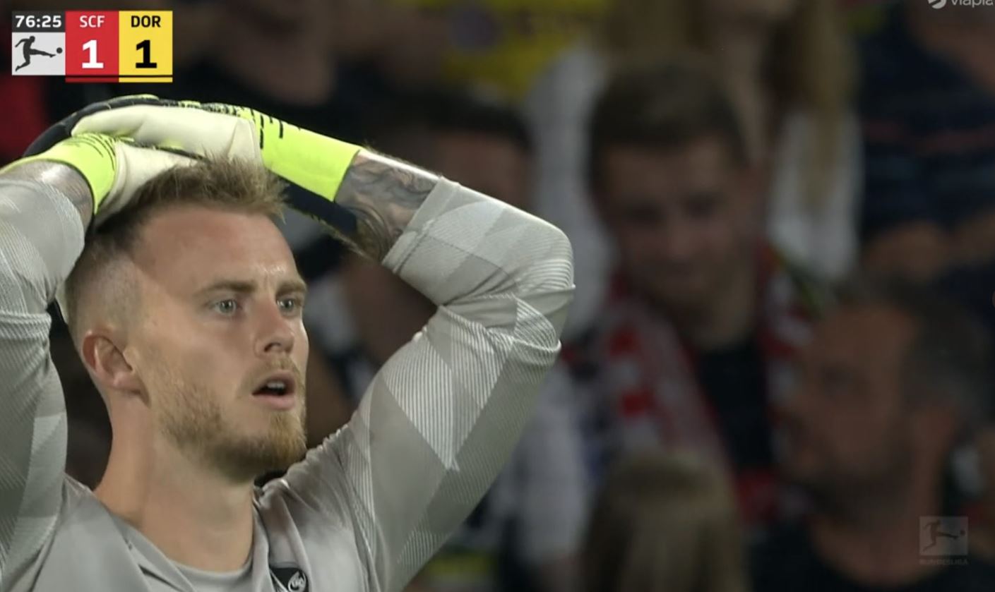 Koszmarny błąd bramkarza napędził Borussię Dortmund! Kuriozalny gol i wygrana wicemistrzów Niemiec [WIDEO]