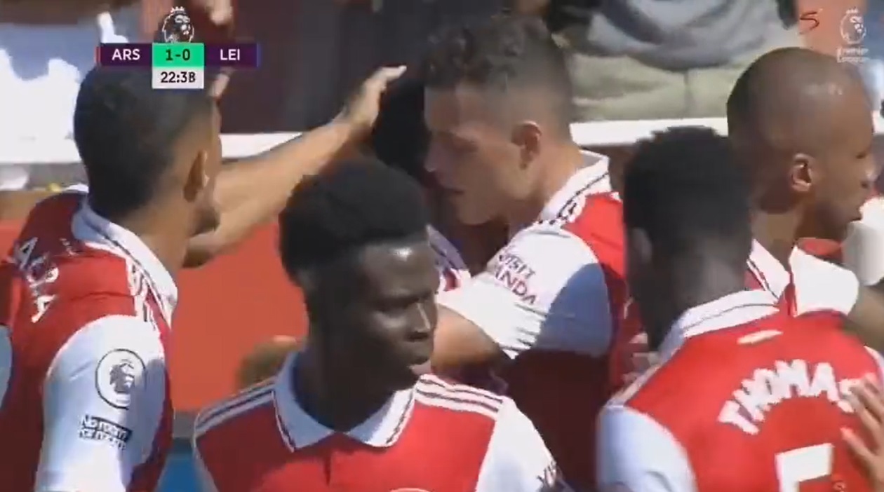 Thriller w wykonaniu Arsenalu! Genialny Jesus, komiczny samobój i pogoń Leicester City [WIDEO]