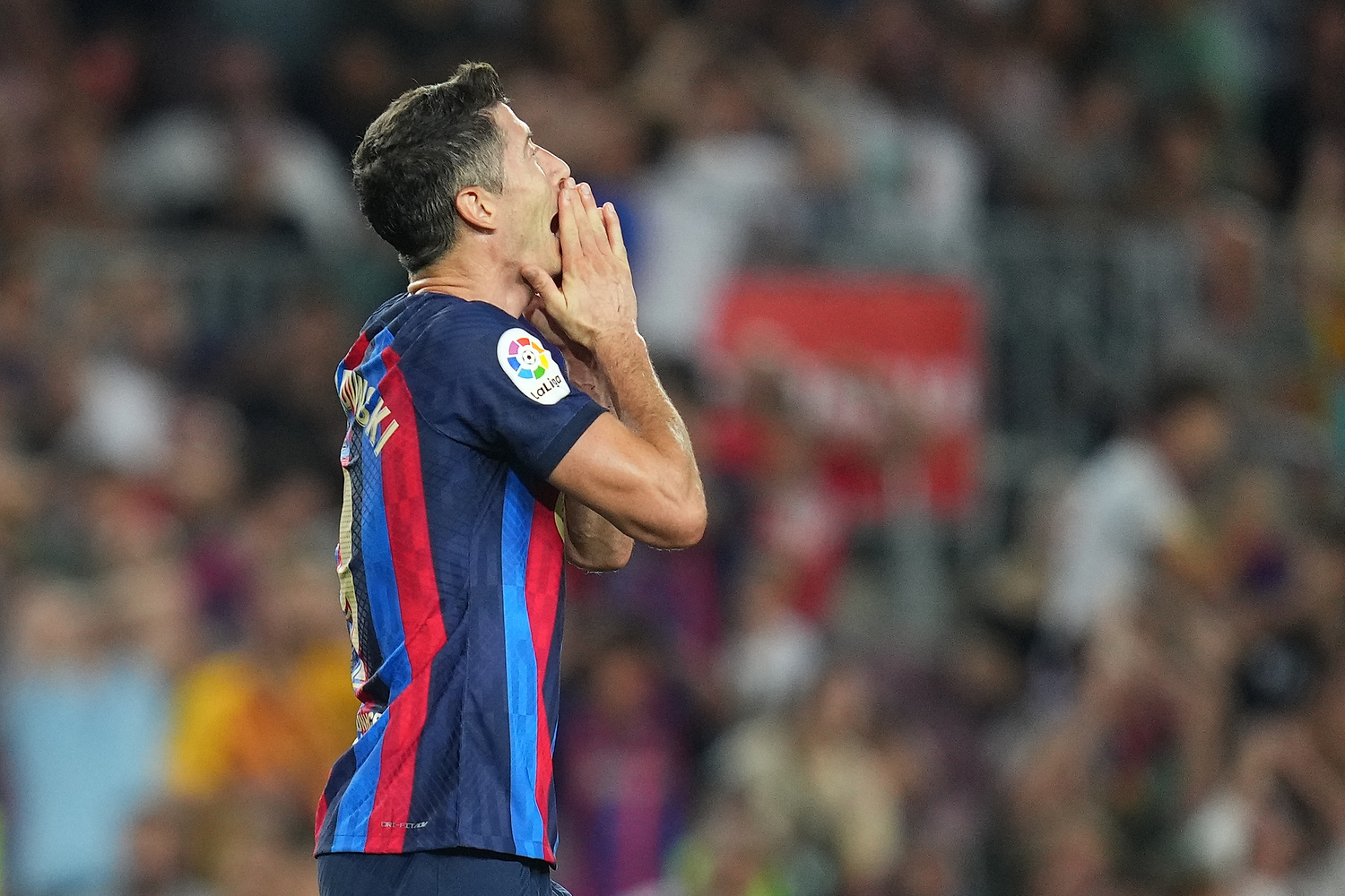 Jeden z kibiców próbował okraść Roberta Lewandowskiego. Nieprzyjemny incydent przed treningiem FC Barcelony