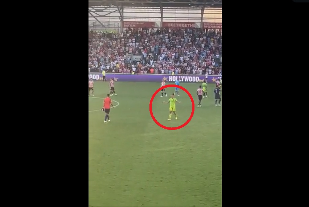 Cristiano Ronaldo nie chciał podejść do kibiców. Tak gwiazdor zareagował po klęsce Manchesteru United [WIDEO]