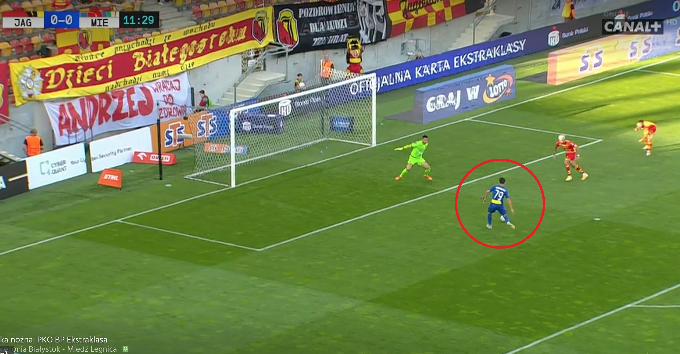 Doskonała sytuacja dla Miedzi Legnica i... kiks kolejki Ekstraklasy! "Ola la... Jak on to kopnął?" [WIDEO]