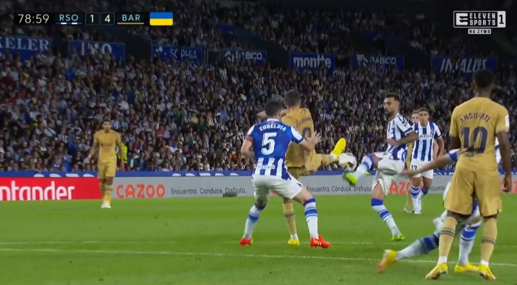 Piłkarska magia Roberta Lewandowskiego. Piękne zgranie Polaka, piętą obsłużył Fatiego. "Dzieło sztuki" [WIDEO]