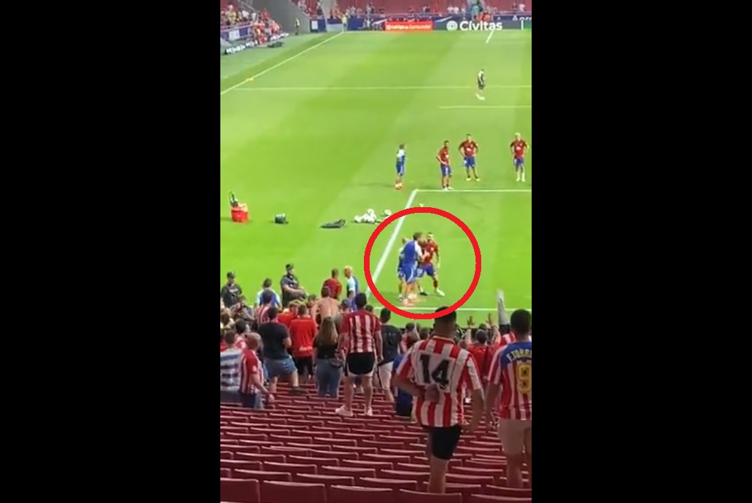 Piłkarz Atletico Madryt stracił panowanie nad sobą. Rzucił się na swoich kibiców [WIDEO]