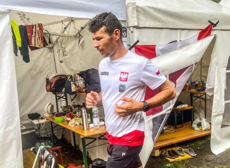 Adrian Kostera z medalem w ultratriathlonie! Niesamowity wyczyn Polaka, pobił wcześniejszy rekord świata