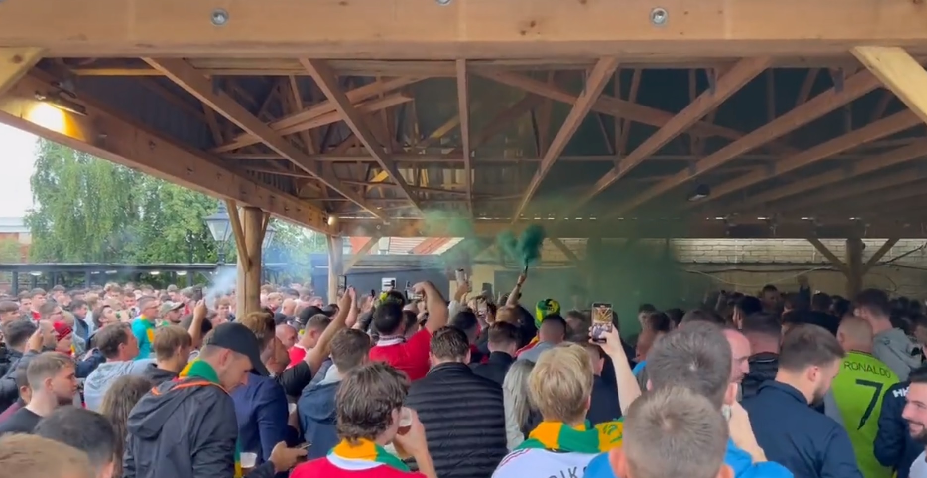 Kibice Manchesteru United protestują przed meczem z Liverpoolem. Domagają się odejścia właścicieli [WIDEO]