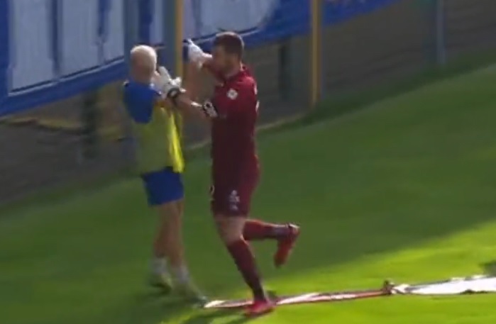 Skandal z udziałem Kuciaka. Bramkarzowi Lechii puściły nerwy. Szarża na chłopca od podawania piłek [WIDEO]
