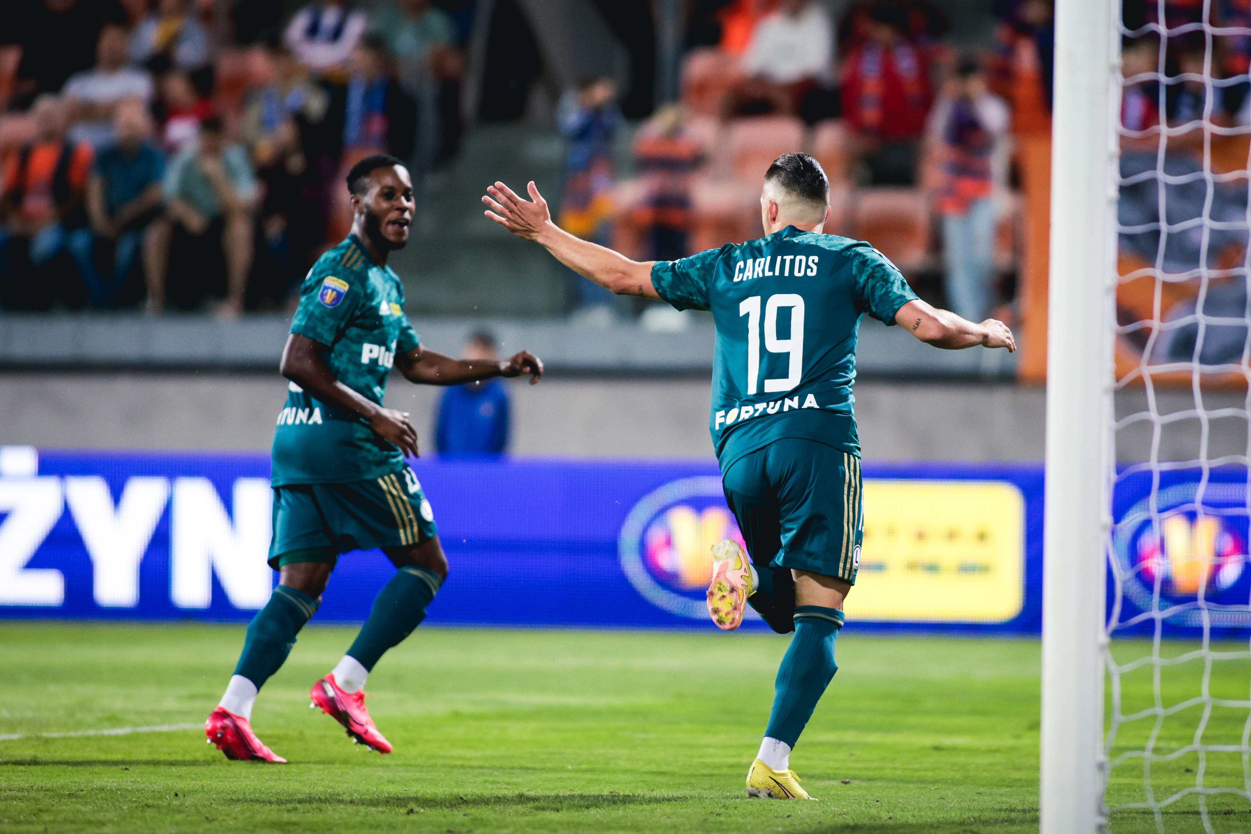 Legia Warszawa o włos od wpadki w Pucharze Polski! Carlitos i Josue uratowali "Wojskowych" przed porażką
