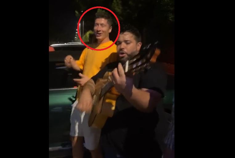 Robert Lewandowski tańczy z kibicami i śpiewa słynną piosenkę! Ten filmik będzie hitem [WIDEO]