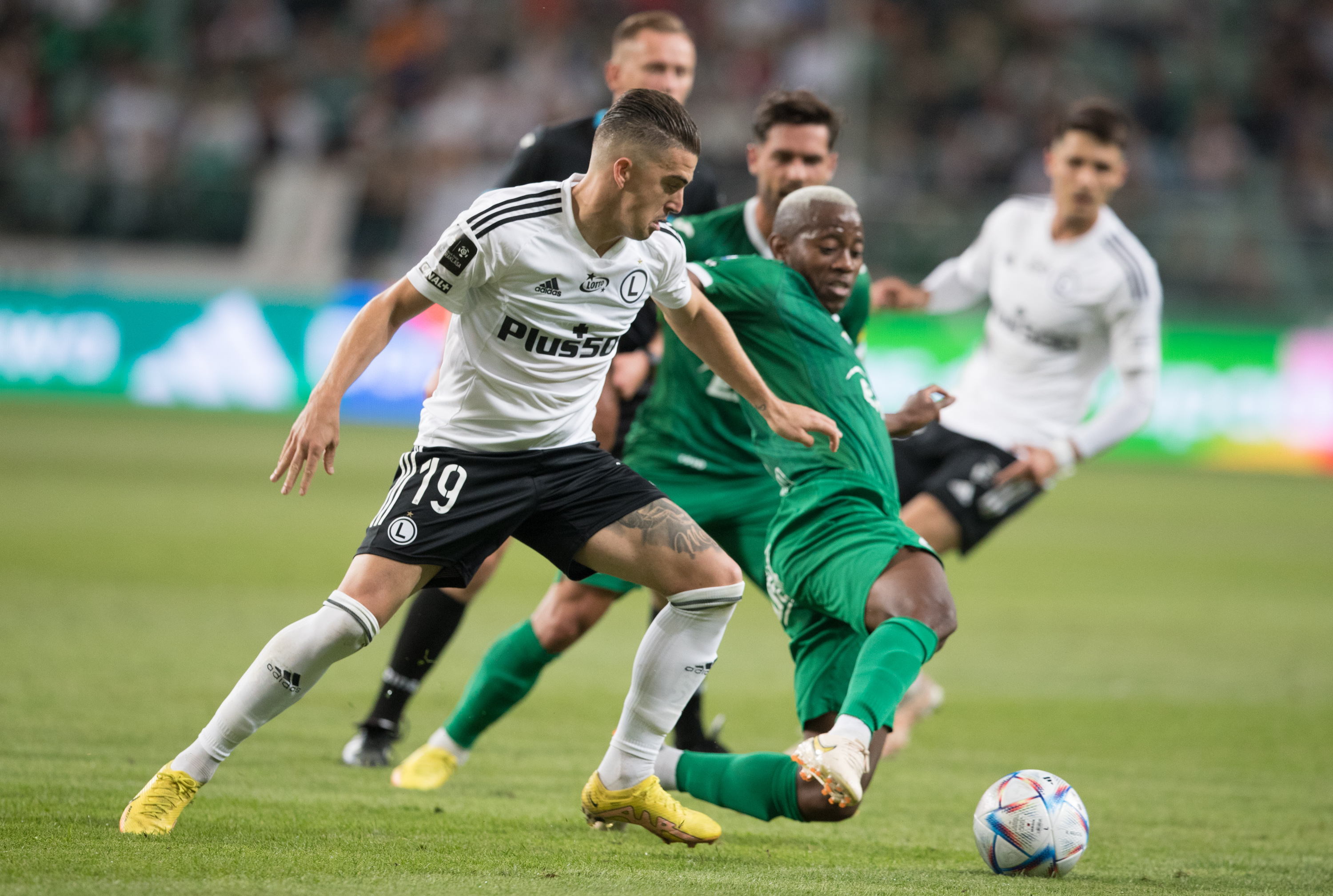 Legia Warszawa liderem Ekstraklasy! Gol Rafała Augustyniaka na wagę zwycięstwa [WIDEO]