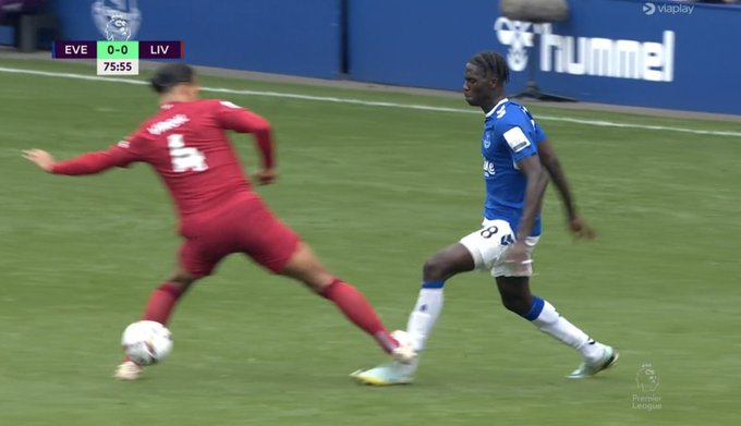 Liverpool zremisował z Evertonem! Wielka kontrowersja w derbach Merseyside [WIDEO]