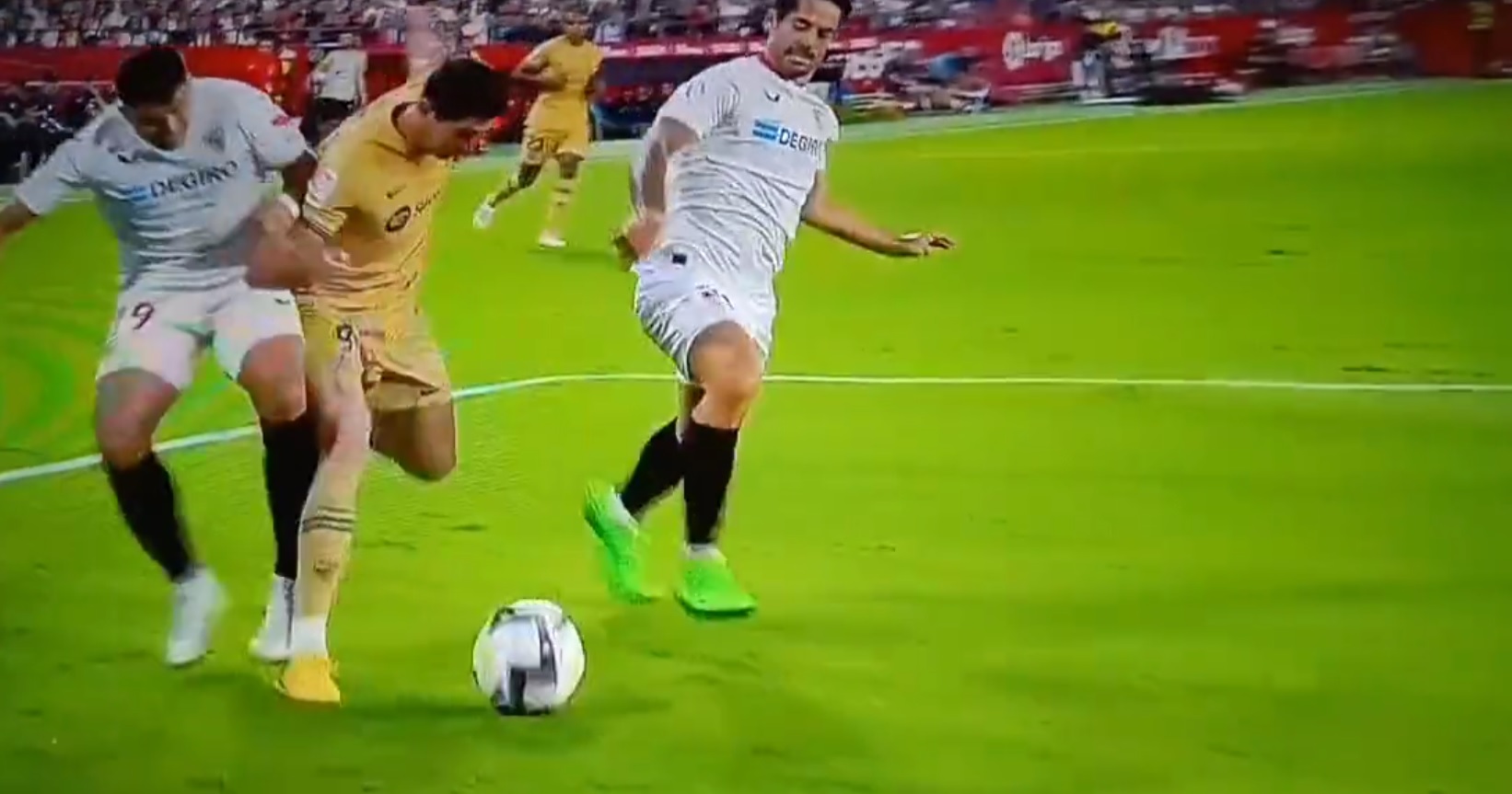 Duża kontrowersja w meczu FC Barcelony. Lahoz przegapił faul na Lewandowskim w polu karnym? [WIDEO]