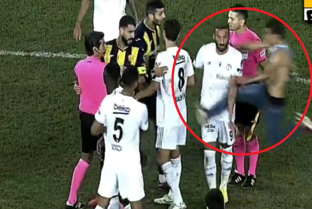 Szokujące sceny w Turcji. Chuligan wbiegł na boisko i kopnął piłkarza Besiktasu [WIDEO]