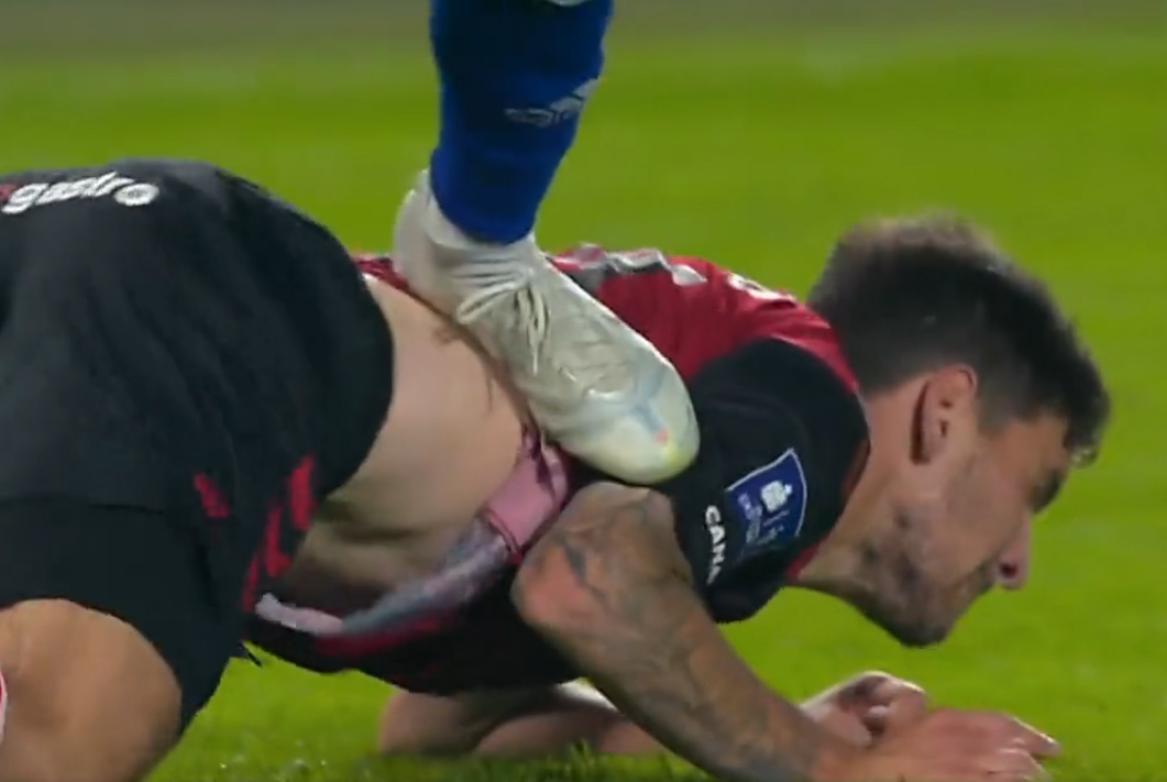 Brutalny faul Rafała Wolskiego. Piłkarz Wisły Płock przespacerował się po rywalu [WIDEO]