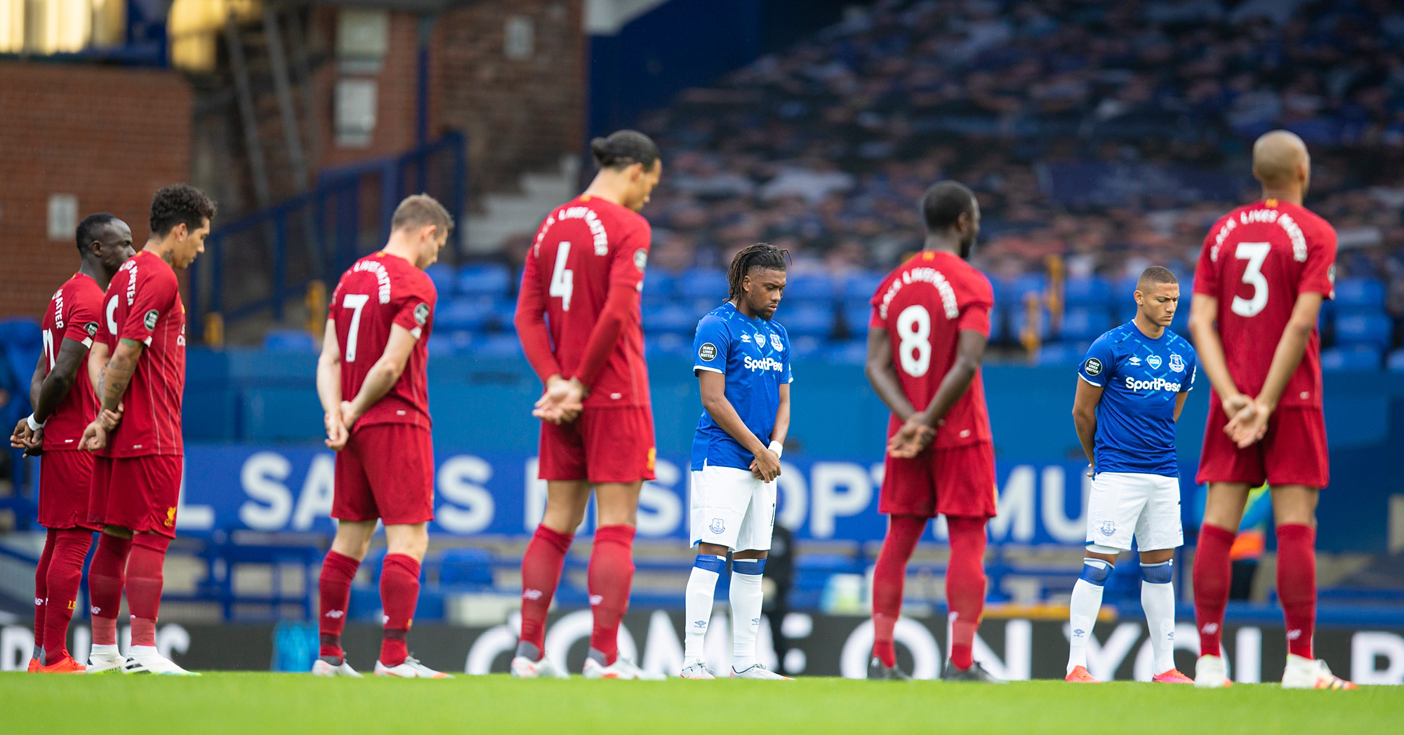 Znany dziennikarz krytykuje odwołanie meczów Premier League. Wyliczył powody. "Znaczący koszt społeczny"