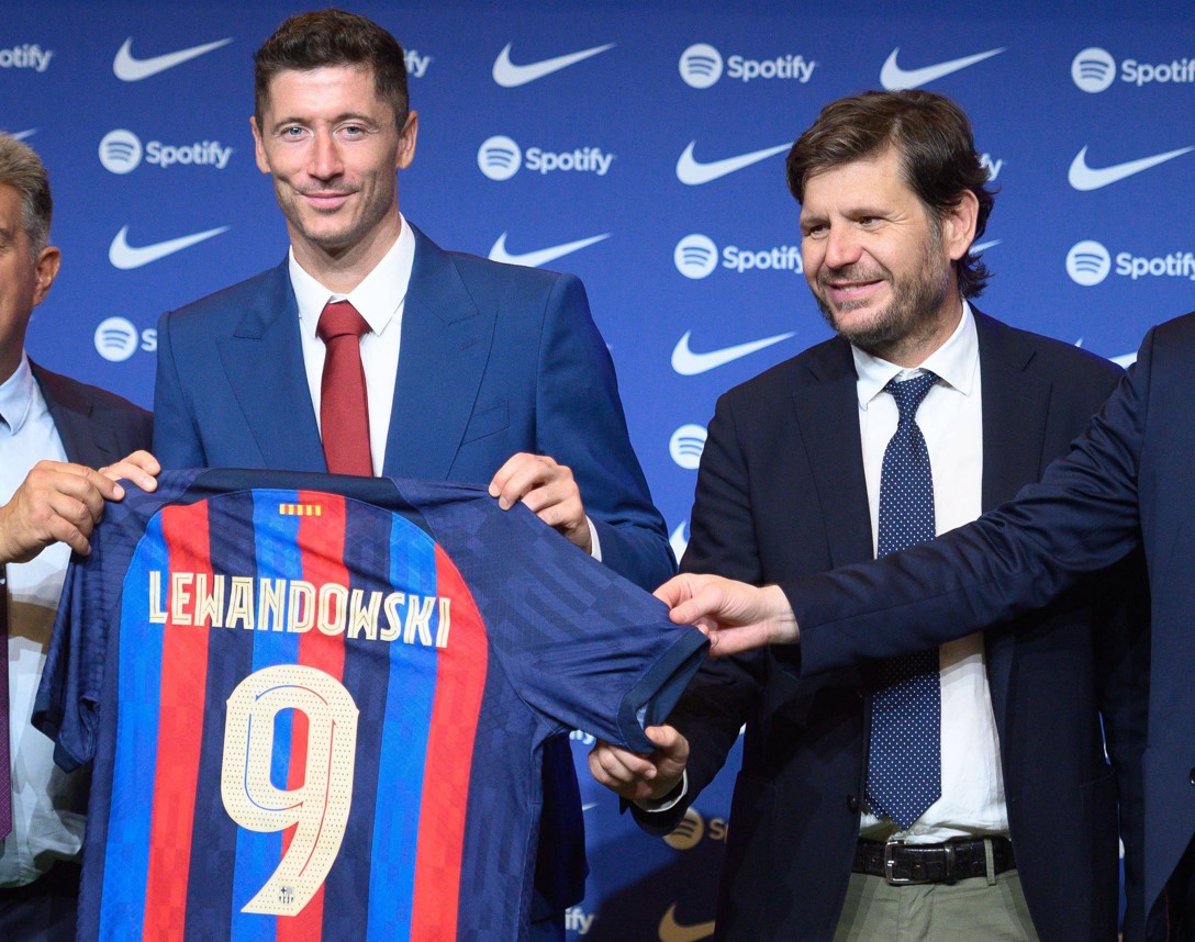 To on stoi za transferem Roberta Lewandowskiego. "Messi wśród dyrektorów sportowych" [WIDEO]