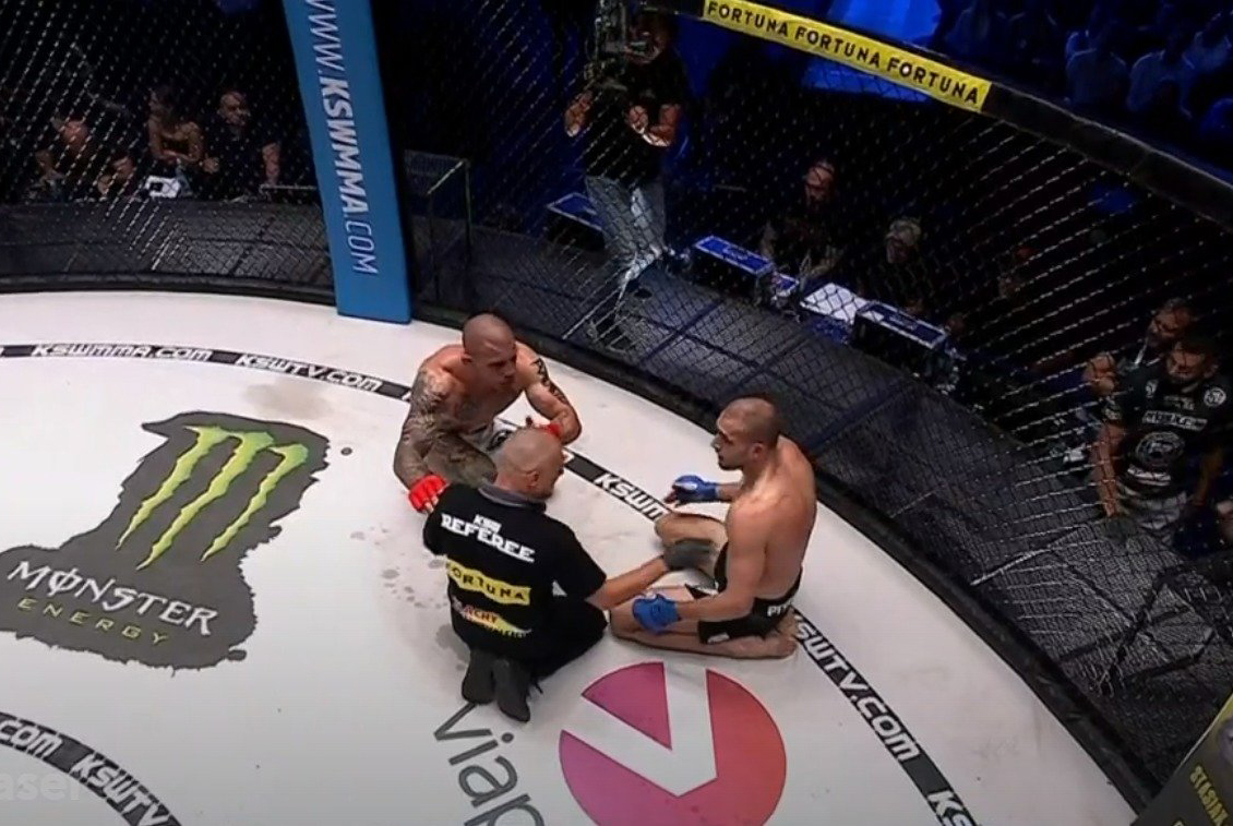 Wielka kontrowersja na KSW 74. Janikowski nie mógł pogodzić się z decyzją sędziego. "Nie klepałem!" [WIDEO]