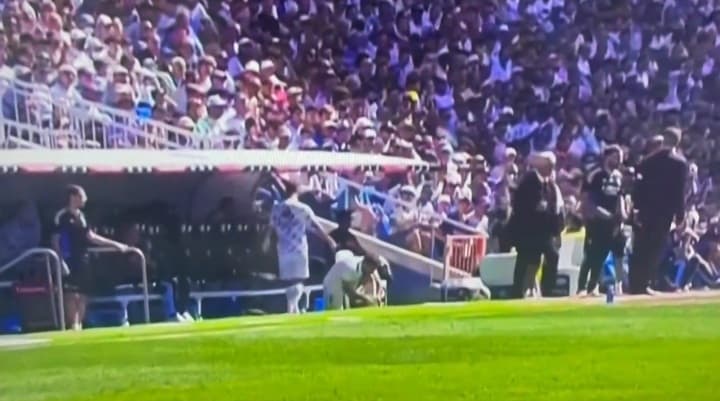 Piłkarz Realu Madryt wpadł w furię po decyzji Ancelottiego! Niecodzienne sceny na Santiago Bernabeu [WIDEO]