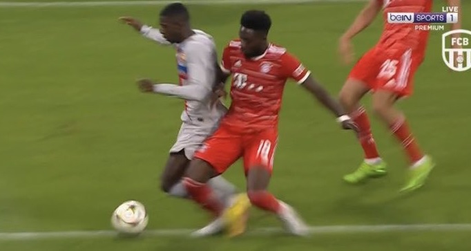 Barcelona oszukana przez arbitra w meczu z Bayernem?! Dziennikarze nie mają wątpliwości. "Stuprocentowy karny"