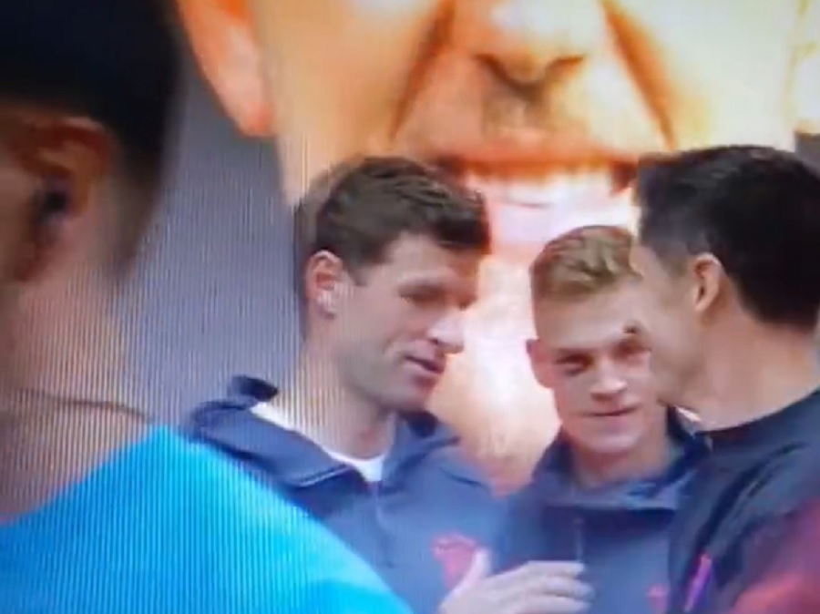 Lewandowski nie podał ręki Muellerowi? Wszystko zarejestrowały kamery. "Chłodne przywitanie" [WIDEO]
