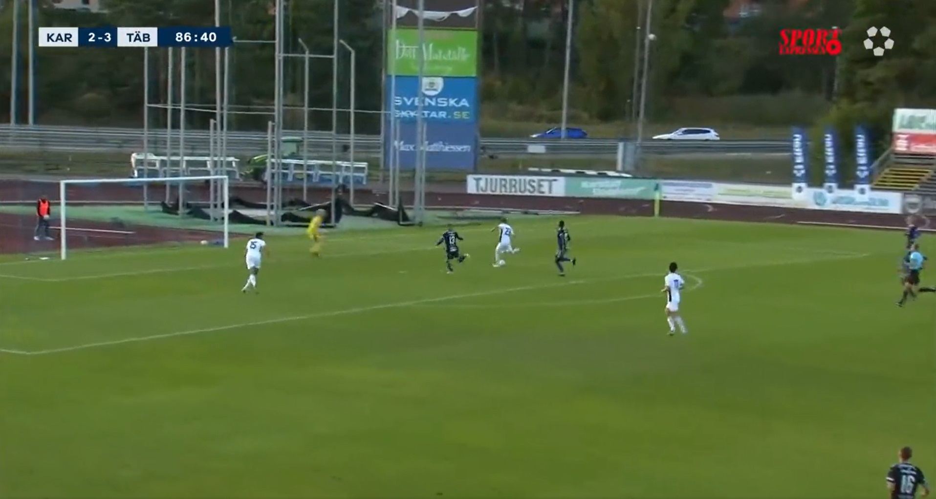 Co za akcja! Polak strzelił gola w lidze szwedzkiej grając… bez buta! Później rzucił nim z radości [WIDEO]