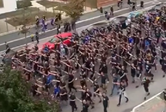 Skandaliczne zachowanie przed meczem AC Milanu. Kibice szli i wykonywali nazistowskie pozdrowienie [WIDEO]