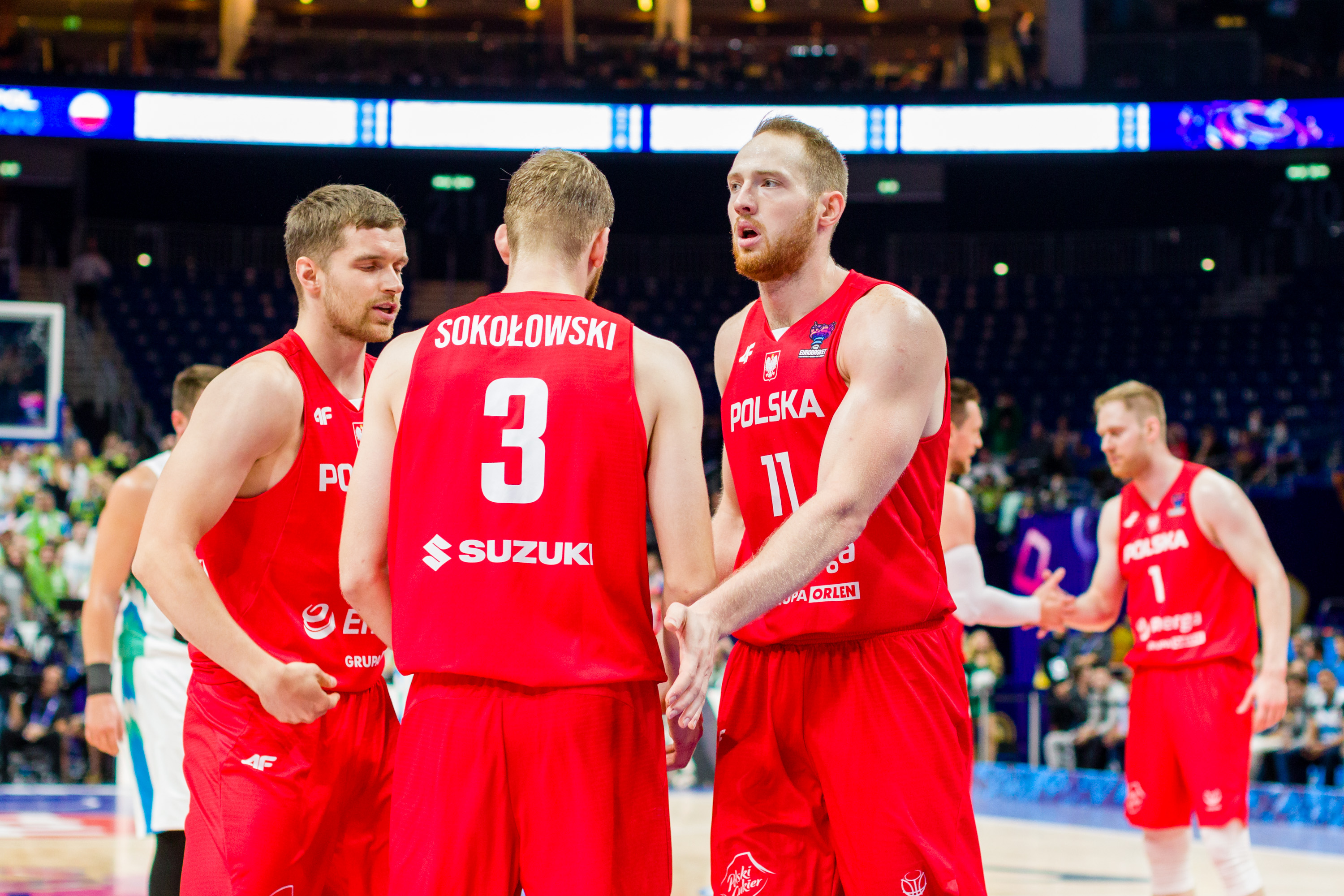 Twitter komentuje niezwykły sukces kadry koszykarzy. Gortat też kłania się w pas. "Jak córka to Ponitka"