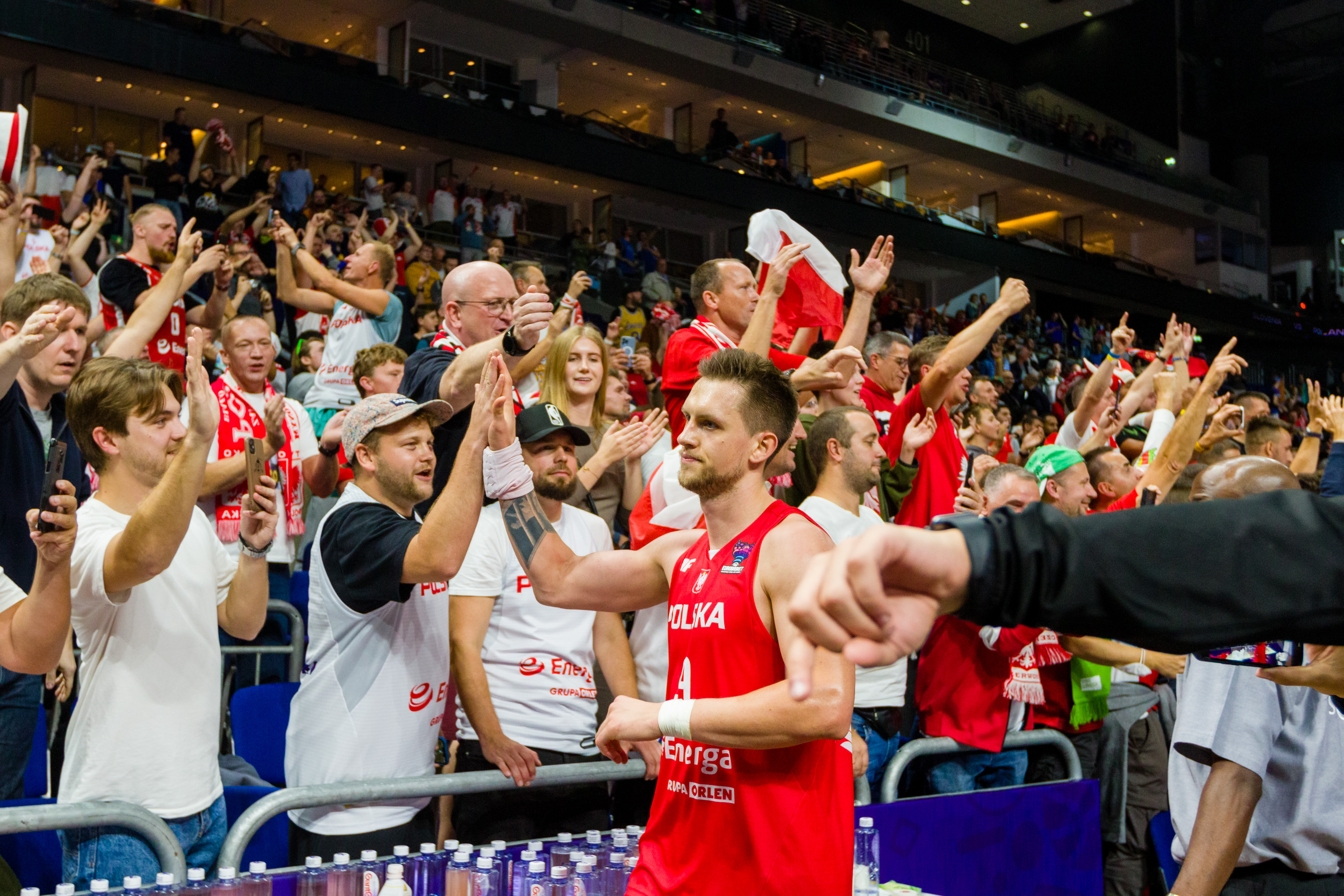 To on może wprowadzić Polskę do finału EuroBasketu. Chciano go odsunąć od kadry, dziś zawstydza gwiazdy NBA
